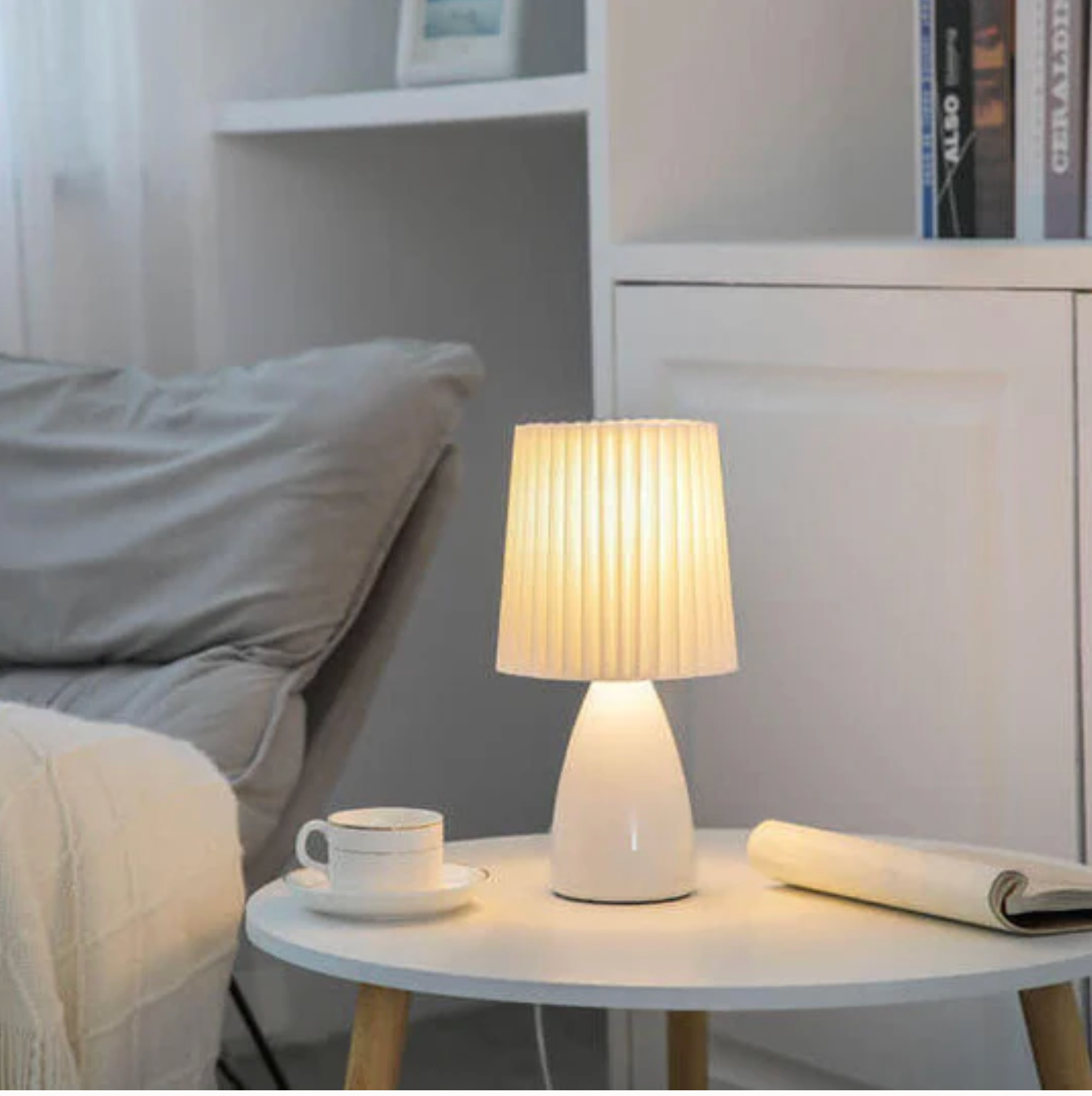 Klasyczna lampa stołowa z plisowanym abażurem — szkło i tkanina, 2 kolory | Norivo Norivo