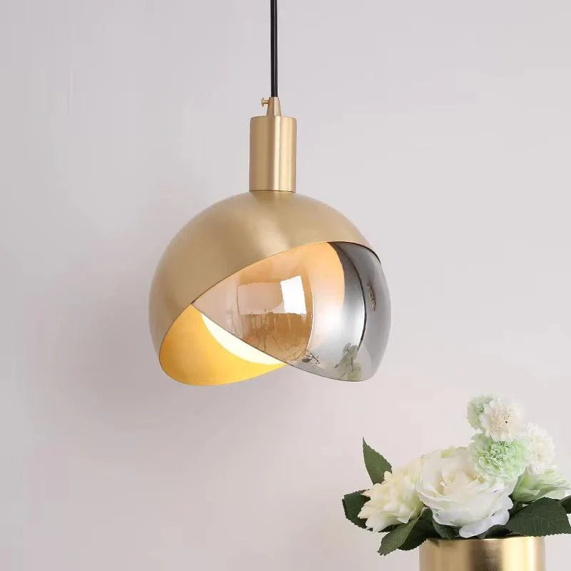 Lampa wisząca LED — złoto i dymione szkło | Norivo Norivo