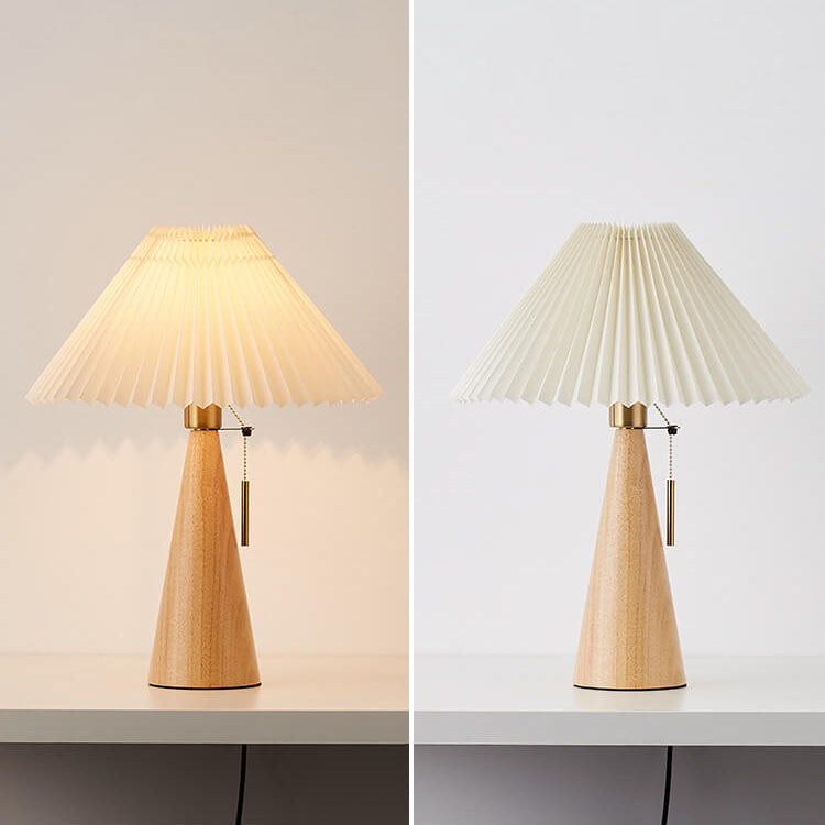 Lampa stołowa z plisowanym kloszem — drewniana podstawa, styl skandynawski | Norivo Norivo