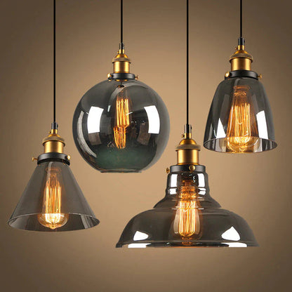 Industrialna lampa wisząca retro — klosz z dymionego szkła, złote wykończenie | Norivo Norivo