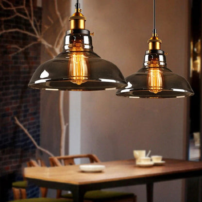Industrialna lampa wisząca retro — klosz z dymionego szkła, złote wykończenie | Norivo Norivo
