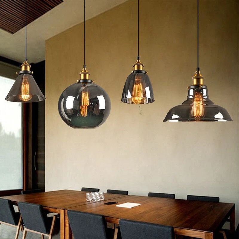 Industrialna lampa wisząca retro — klosz z dymionego szkła, złote wykończenie | Norivo Norivo