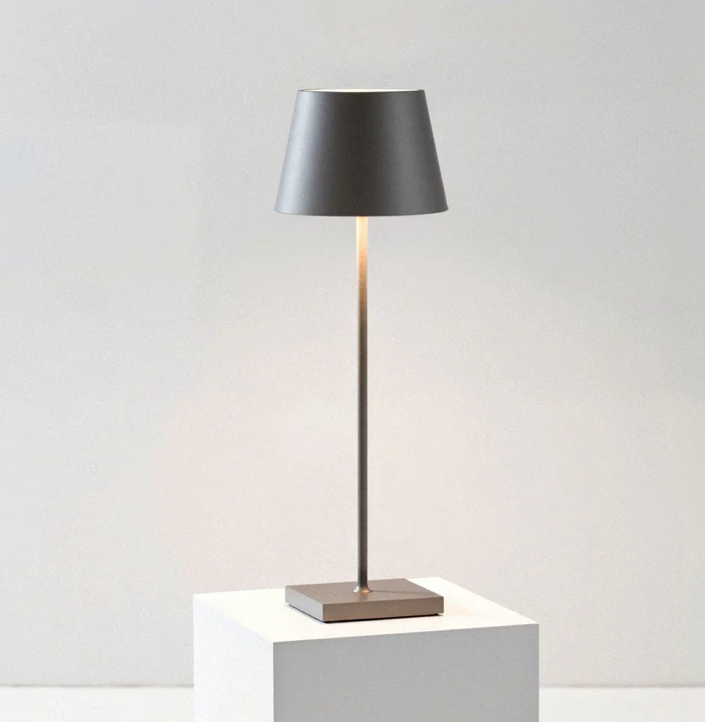 Nowoczesna lampa stołowa LED — dotykowy włącznik, ładowana, 8 kolorów | Norivo Norivo