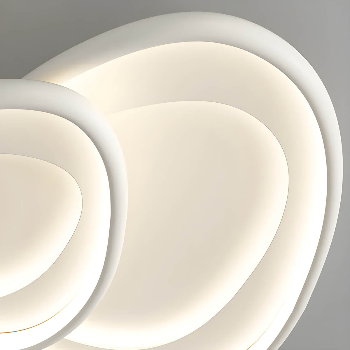 Lampa sufitowa RIPPLE — designerskie oświetlenie z efektem fal, chrom lub biały | Norivo Norivo