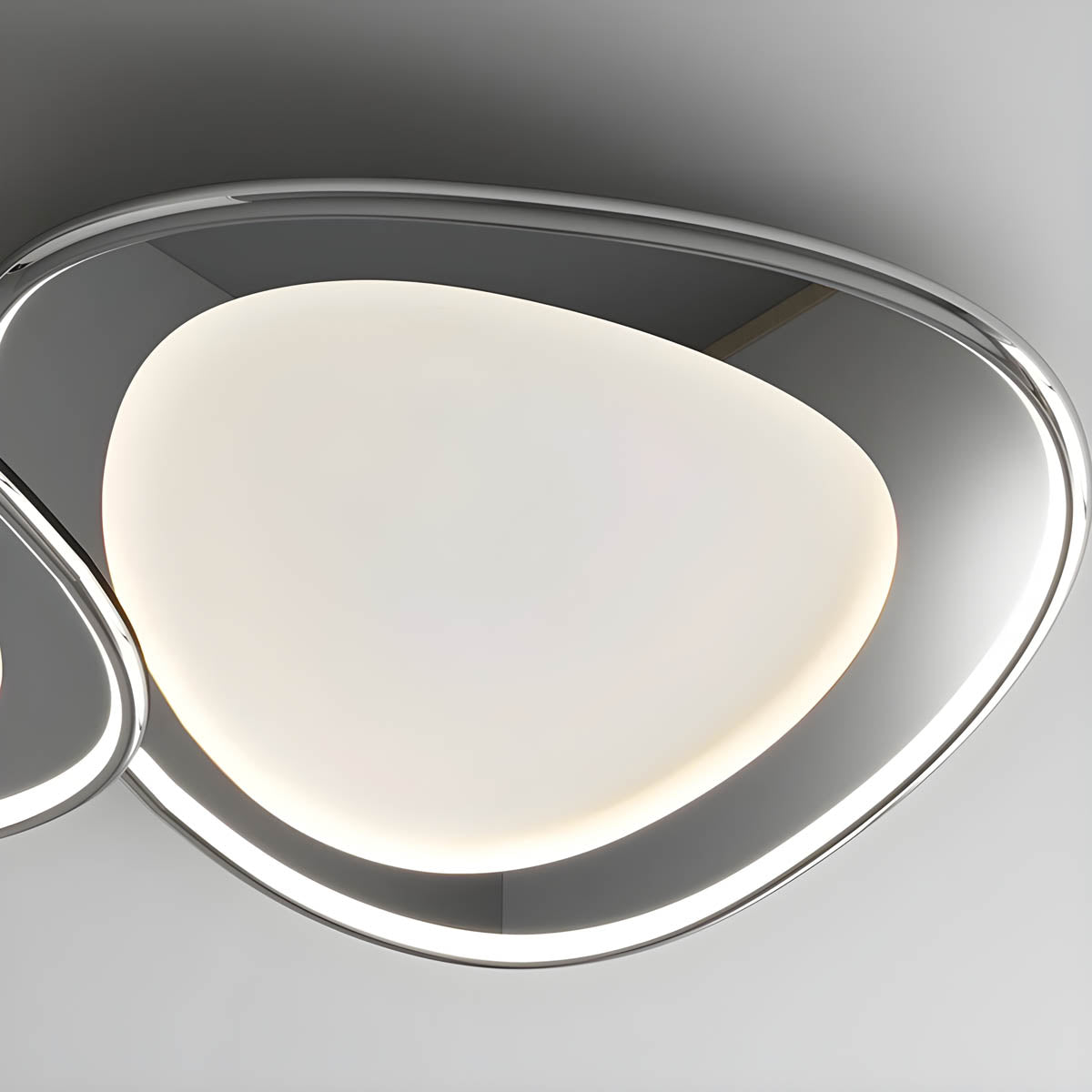 Lampa sufitowa RIPPLE — designerskie oświetlenie z efektem fal, chrom lub biały | Norivo Norivo