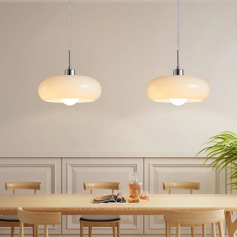 Lampa wisząca z opalizującym kloszem — elegancja retro Bauhaus | Norivo Norivo