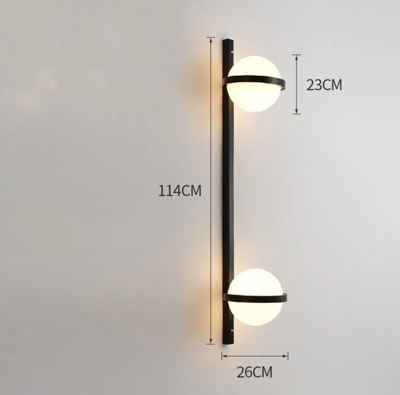 Nowoczesna lampa ścienna z kulami LED i doniczką — designerska kolumna świetlna | Norivo Norivo