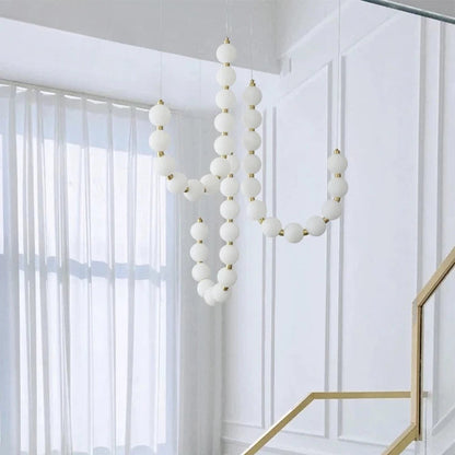 Lampa wisząca LED — efektowna forma naszyjnika z kulami świetlnymi | Norivo Norivo