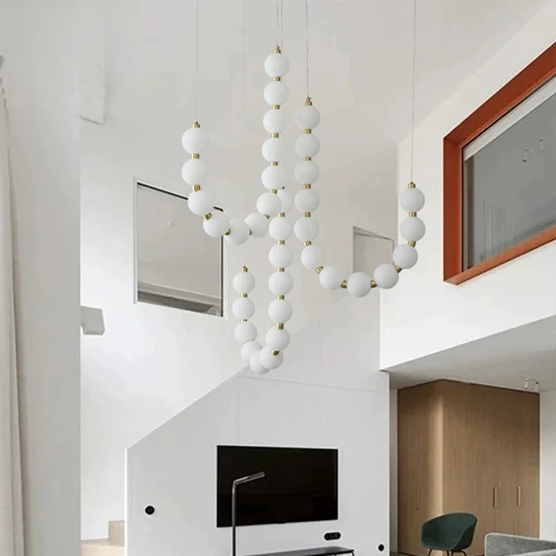 Lampa wisząca LED — efektowna forma naszyjnika z kulami świetlnymi | Norivo Norivo