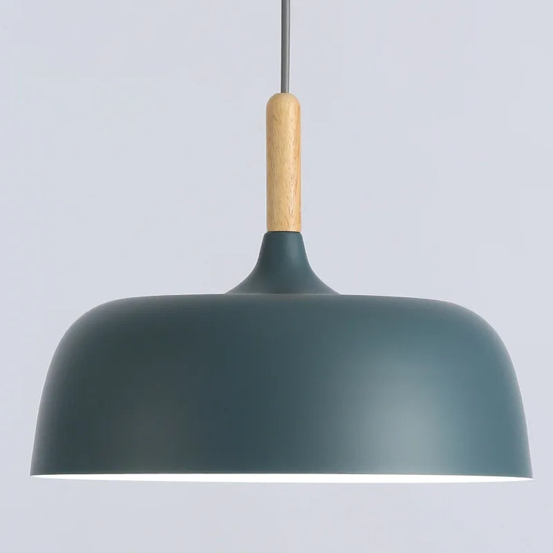 Metalowa lampa wisząca z drewnianym akcentem — styl skandynawski | Norivo Norivo
