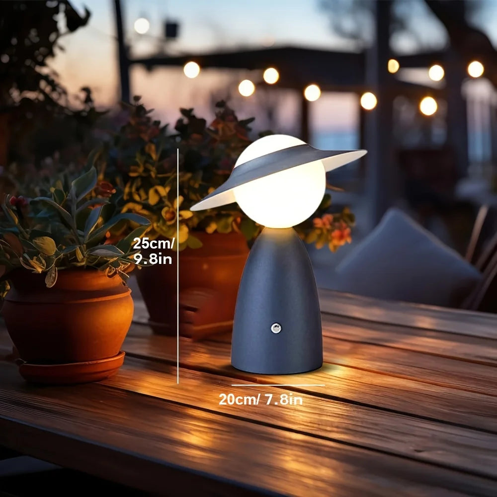 Designerska lampka nocna LED — postać z kapeluszem, metalowa, 3 kolory | Norivo Norivo