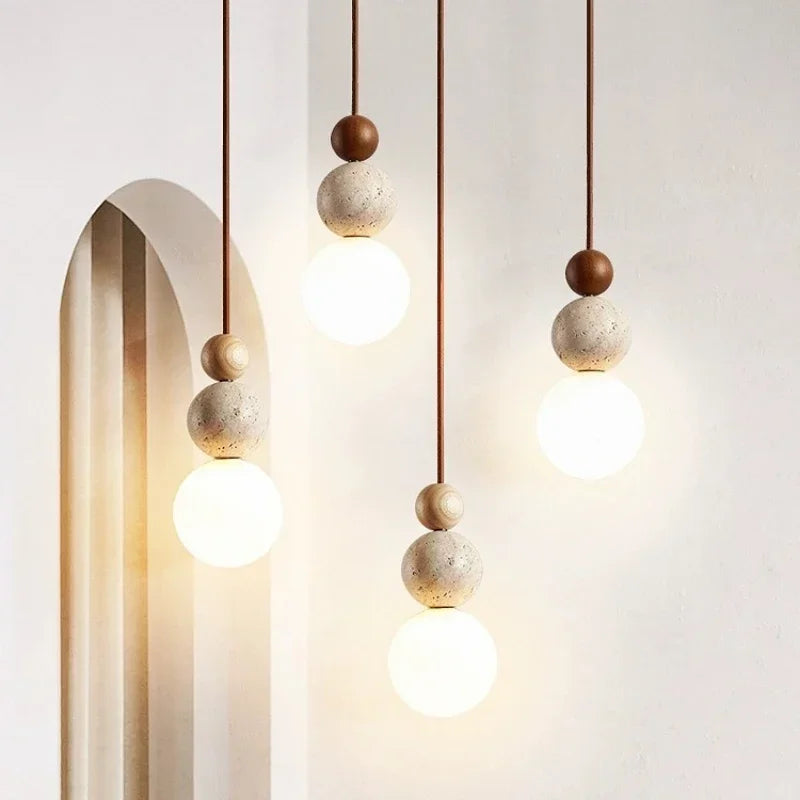 Lampa wisząca z kulistymi detalami — trawertyn i drewno | Norivo Norivo