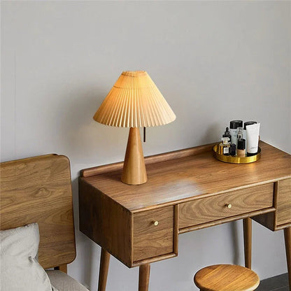 Lampa stołowa z plisowanym kloszem — drewniana podstawa, styl skandynawski | Norivo Norivo