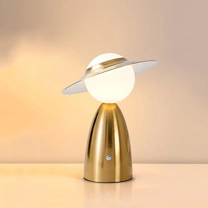Designerska lampka nocna LED — postać z kapeluszem, metalowa, 3 kolory | Norivo Norivo