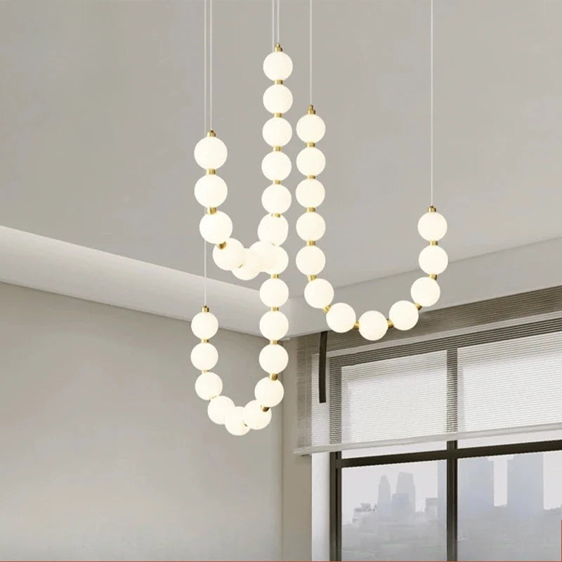 Lampa wisząca LED — efektowna forma naszyjnika z kulami świetlnymi | Norivo Norivo