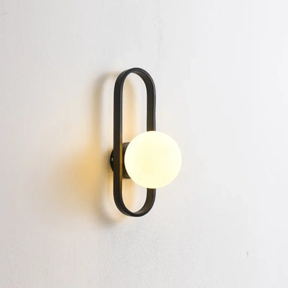 Nowoczesny kinkiet — lampa ścienna z kulą z mlecznego szkła, geometryczna rama | Norivo Norivo