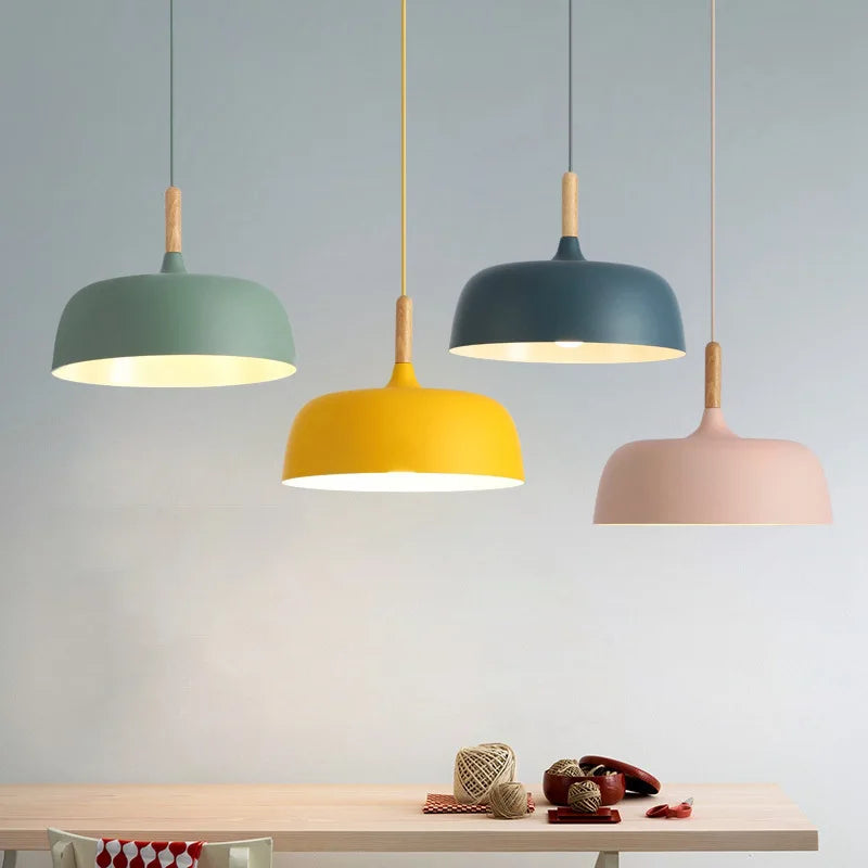 Metalowa lampa wisząca z drewnianym akcentem — styl skandynawski | Norivo Norivo