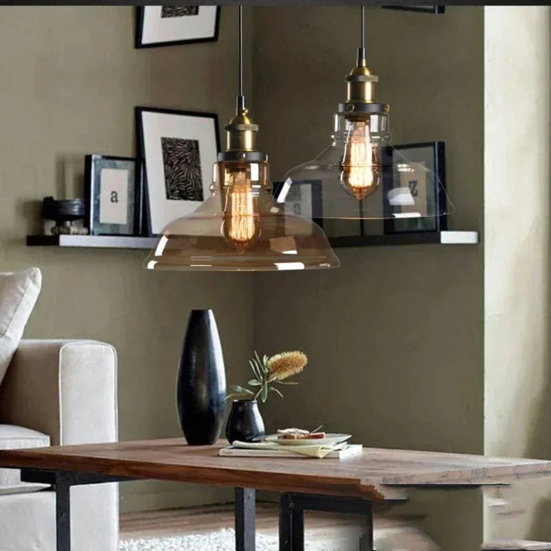 Industrialna lampa wisząca retro — klosz z dymionego szkła, złote wykończenie | Norivo Norivo