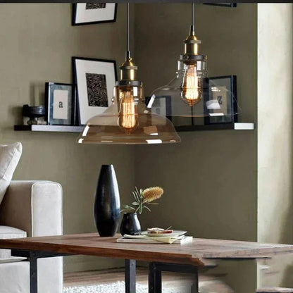 Industrialna lampa wisząca retro — klosz z dymionego szkła, złote wykończenie | Norivo Norivo