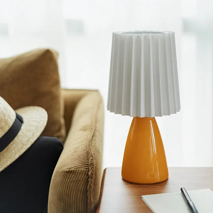 Klasyczna lampa stołowa z plisowanym abażurem — szkło i tkanina, 2 kolory | Norivo Norivo