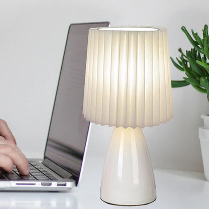 Klasyczna lampa stołowa z plisowanym abażurem — szkło i tkanina, 2 kolory | Norivo Norivo