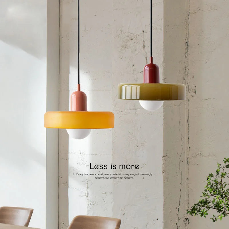 Lampa wisząca z kolorowym szklanym kloszem Bauhaus | Norivo Norivo