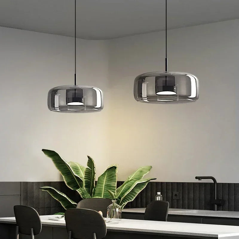Szklana lampa wisząca LED — minimalistyczny klosz, złote wykończenie | Norivo Norivo