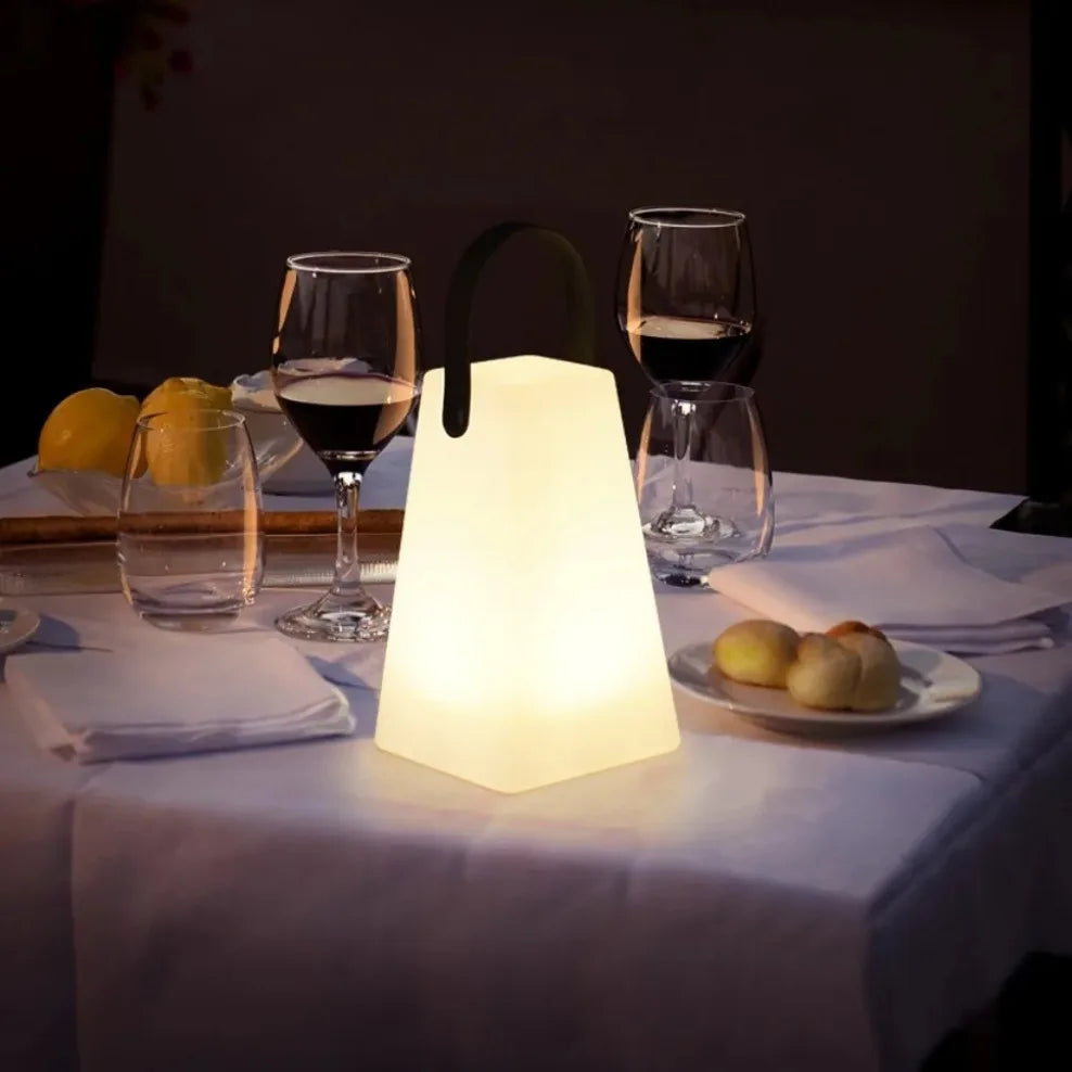 Przenośna lampka LED RGB z pilotem — ładowanie USB, 16 kolorów, 4 style | Norivo Norivo