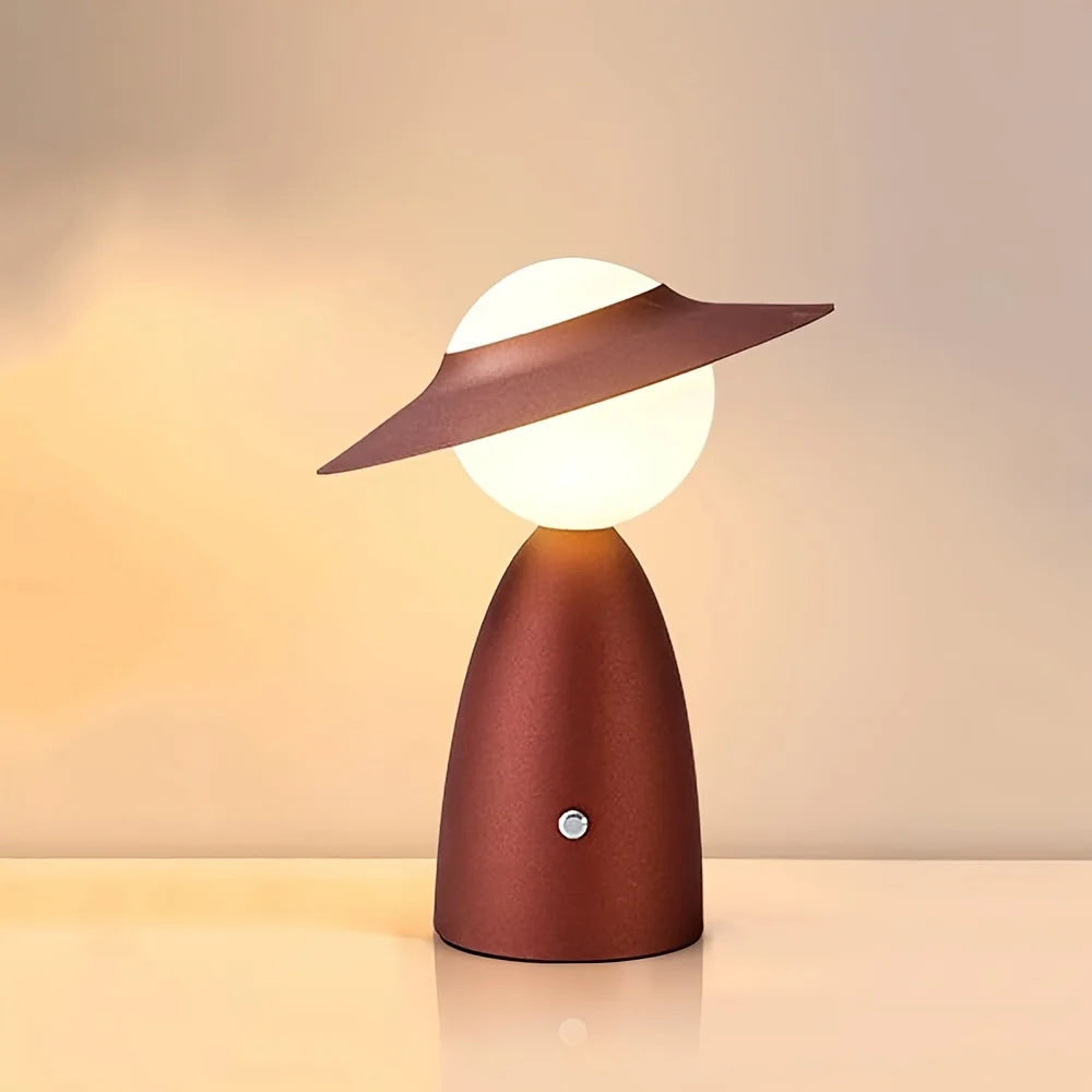 Designerska lampka nocna LED — postać z kapeluszem, metalowa, 3 kolory | Norivo Norivo