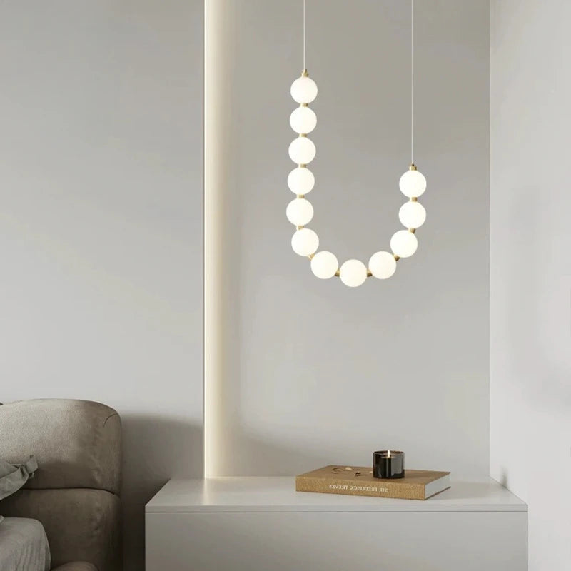 Lampa wisząca LED — efektowna forma naszyjnika z kulami świetlnymi | Norivo Norivo