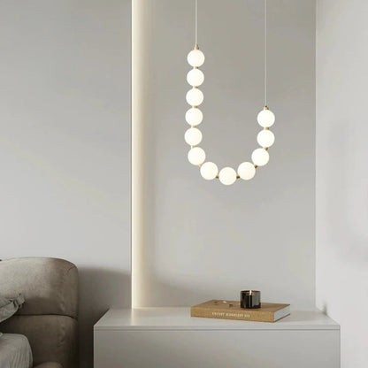 Lampa wisząca LED — efektowna forma naszyjnika z kulami świetlnymi | Norivo Norivo