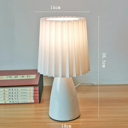 Klasyczna lampa stołowa z plisowanym abażurem — szkło i tkanina, 2 kolory | Norivo Norivo