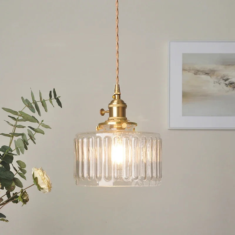 Szklana lampa wisząca vintage — ryflowany klosz, złote wykończenie | Norivo Norivo