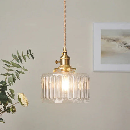 Szklana lampa wisząca vintage — ryflowany klosz, złote wykończenie | Norivo Norivo