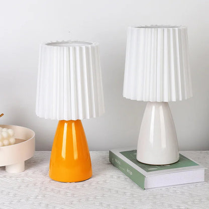 Klasyczna lampa stołowa z plisowanym abażurem — szkło i tkanina, 2 kolory | Norivo Norivo