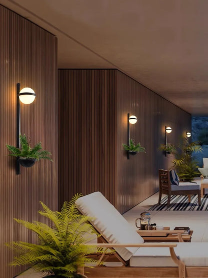 Nowoczesna lampa ścienna z kulami LED i doniczką — designerska kolumna świetlna | Norivo Norivo