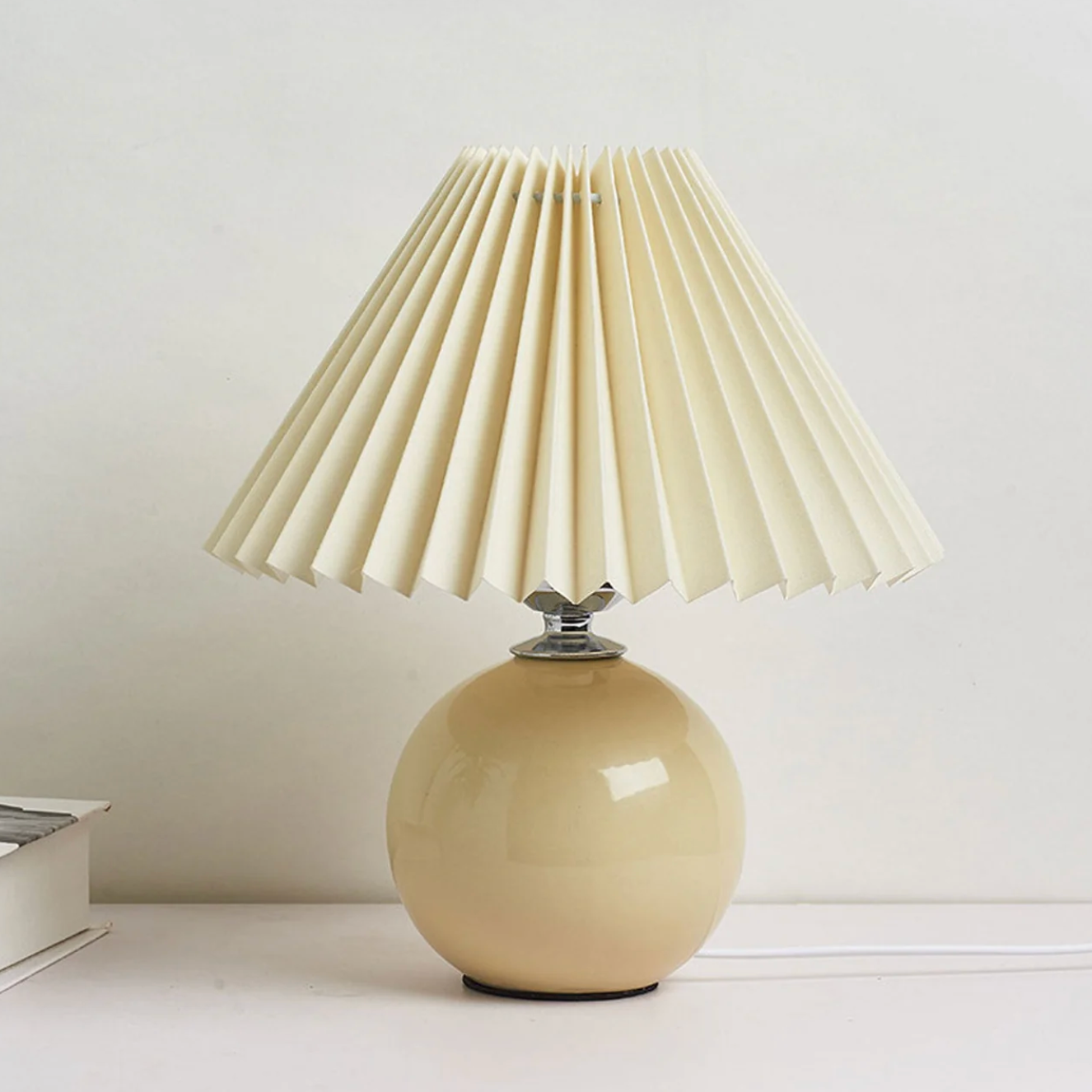 Lampka stołowa z plisowanym abażurem — designerska kula, ceramiczna podstawa | Norivo Norivo