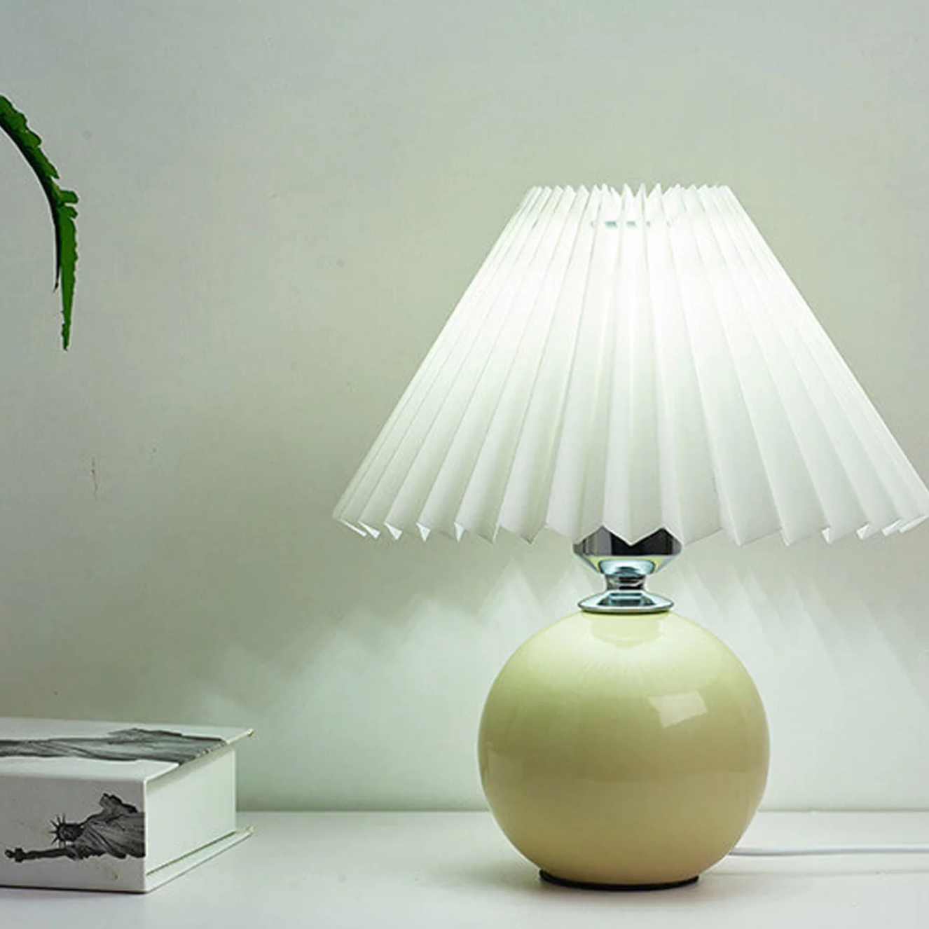 Lampka stołowa z plisowanym abażurem — designerska kula, ceramiczna podstawa | Norivo Norivo