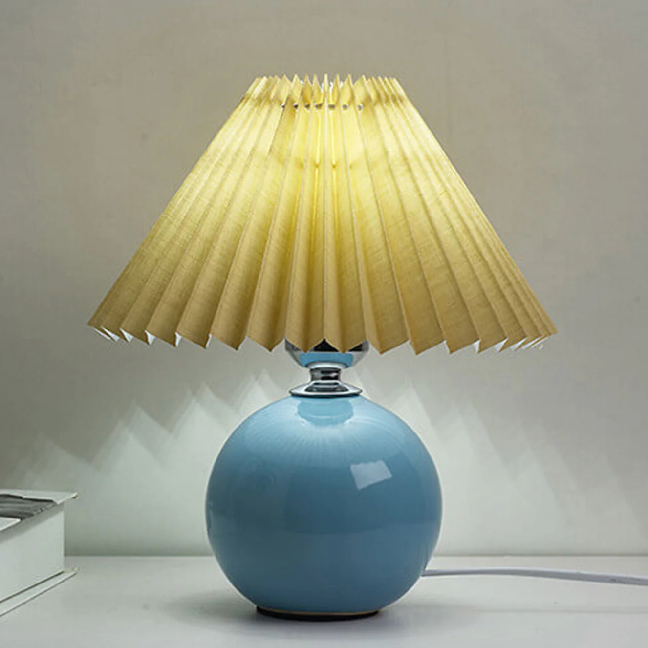 Lampka stołowa z plisowanym abażurem — designerska kula, ceramiczna podstawa | Norivo Norivo