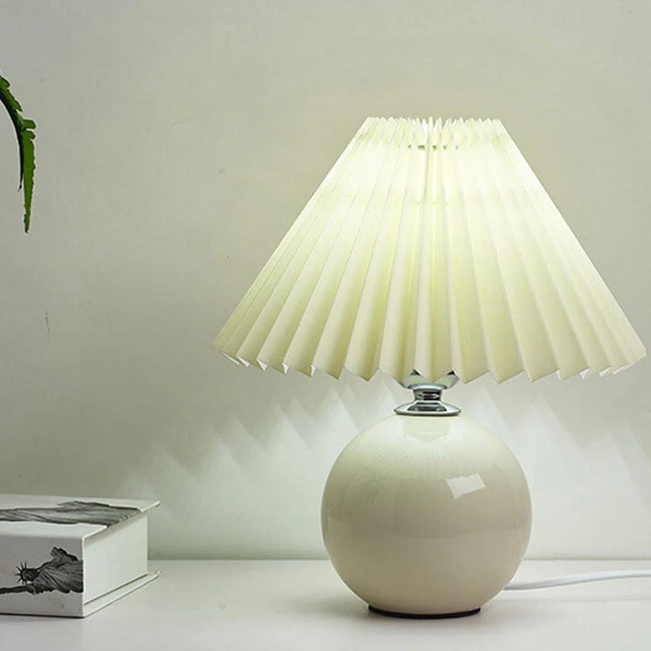 Lampka stołowa z plisowanym abażurem — designerska kula, ceramiczna podstawa | Norivo Norivo