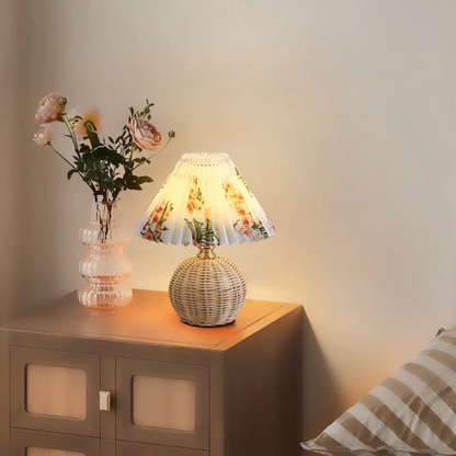 Lampka stołowa z plecioną podstawą — boho, plisowany abażur, 7 kolorów | Norivo Norivo
