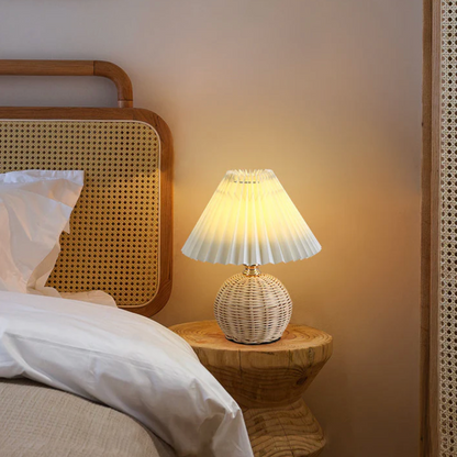 Lampka stołowa z plecioną podstawą — boho, plisowany abażur, 7 kolorów | Norivo Norivo