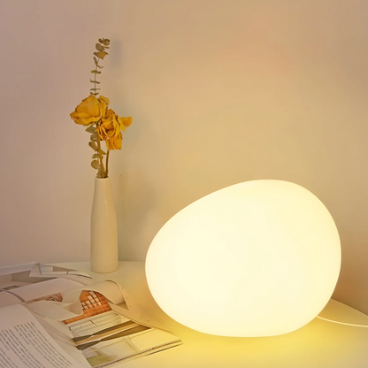 Lampka stołowa w kształcie kamienia — minimalistyczna forma organiczna, regulowana barwa | Norivo Norivo