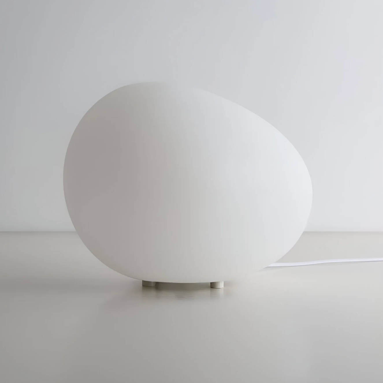 Lampka stołowa w kształcie kamienia — minimalistyczna forma organiczna, regulowana barwa | Norivo Norivo