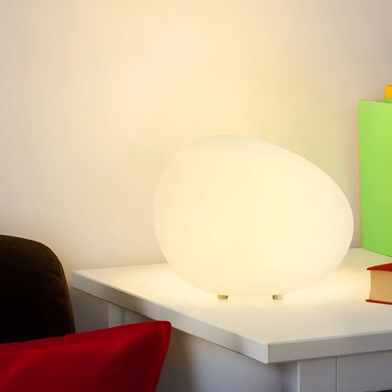 Lampka stołowa w kształcie kamienia — minimalistyczna forma organiczna, regulowana barwa | Norivo Norivo