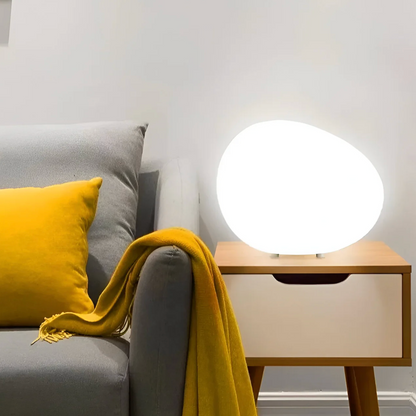 Lampka stołowa w kształcie kamienia — minimalistyczna forma organiczna, regulowana barwa | Norivo Norivo