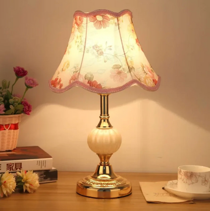 Klasyczna lampa stołowa z abażurem — styl retro, szkło i chrom, 4 wersje | Norivo Norivo