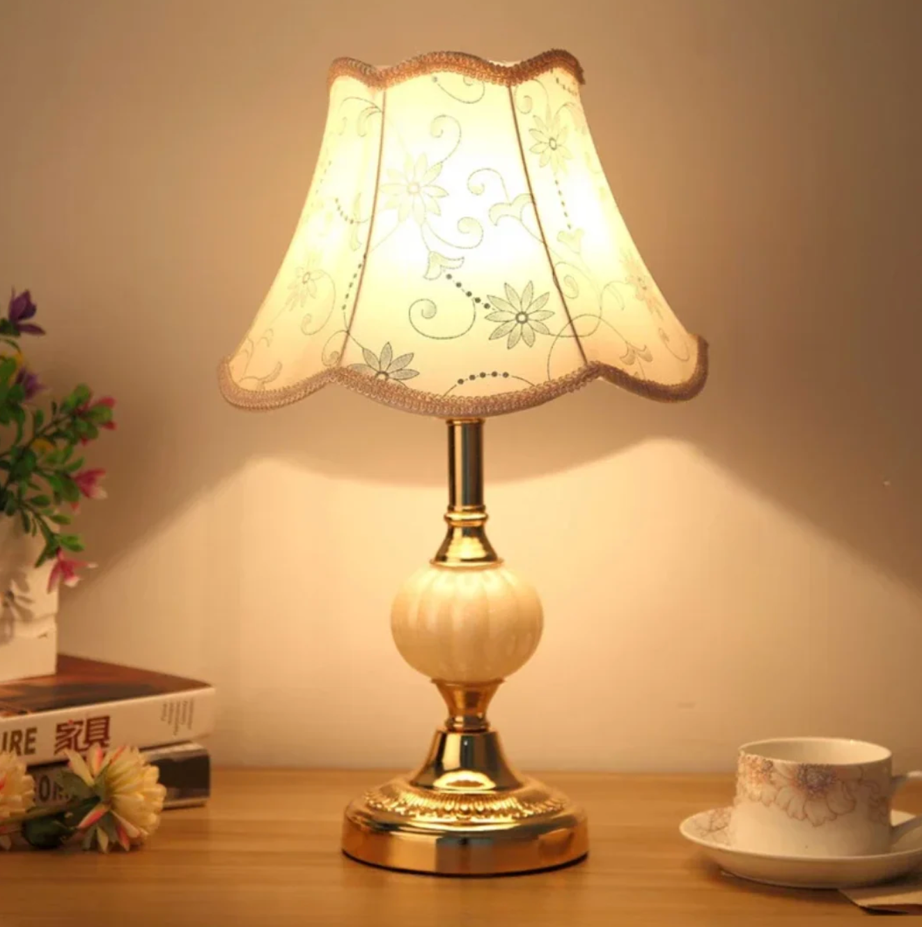 Klasyczna lampa stołowa z abażurem — styl retro, szkło i chrom, 4 wersje | Norivo Norivo