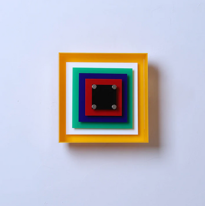 Designerski kinkiet ścienny Geometry — kolorowa lampa dekoracyjna z łańcuszkiem | Norivo Norivo