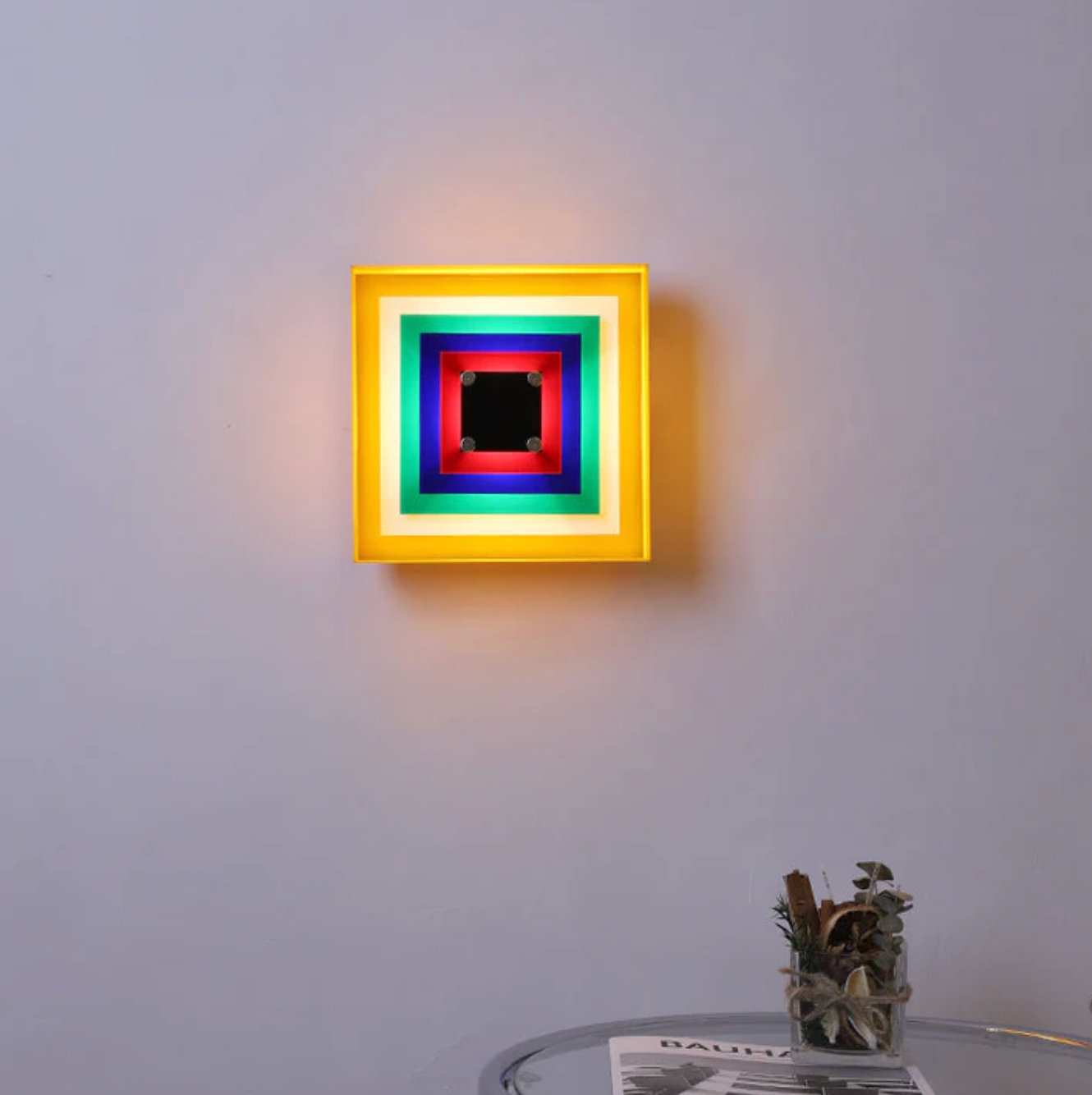 Designerski kinkiet ścienny Geometry — kolorowa lampa dekoracyjna z łańcuszkiem | Norivo Norivo